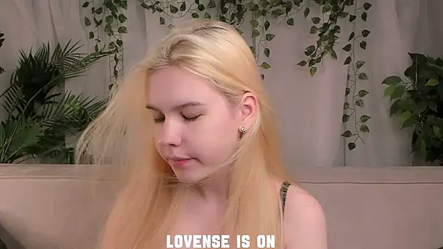 Snapshot of ElizSpieth chatting on November 2025 01:03:02 AM ElizSpieth online show from November 2025 01:03:02 AM