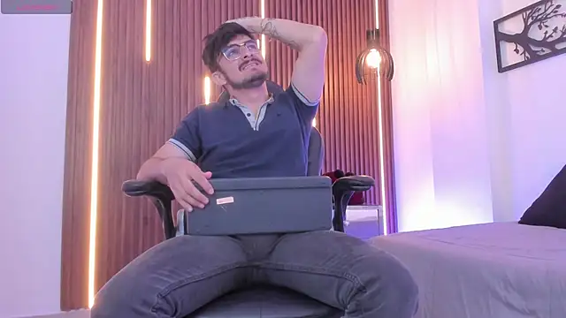 AaronFuentes7 online show from September 2025 07:30:02 PM