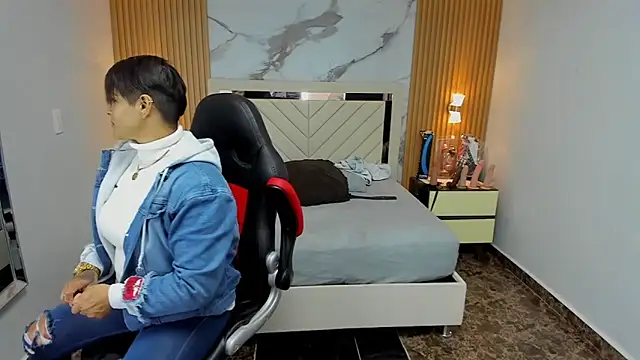 KAROLLJONES1 online show from November 2025 07:35:01 PM