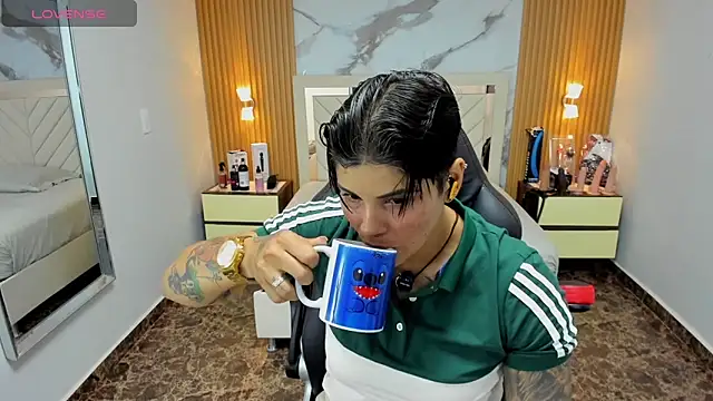 KAROLLJONES1 online show from November 2025 07:14:02 PM