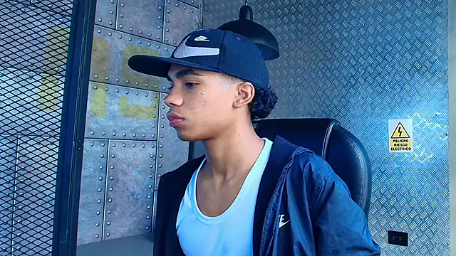 Snapshot of AlanCutee chatting on October 2025 12:28:01 PM AlanCutee online show from October 2025 12:28:01 PM