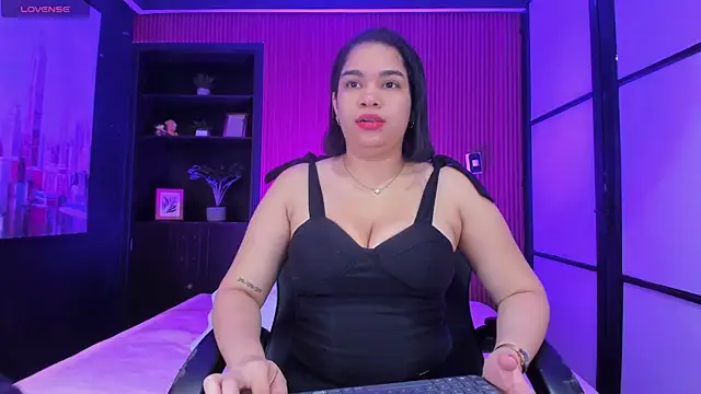 Snapshot of SamaraAnders_ chatting on June 2026 05:32:02 AM SamaraAnders online show from June 2026 05:32:02 AM
