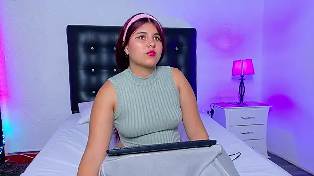 Snapshot of Little_molly18 chatting on October 2025 03:40:02 AM Little molly18 online show from October 2025 03:40:02 AM