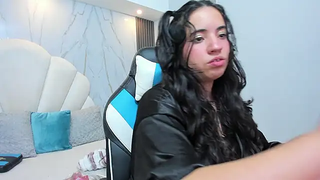 Nicol Chang online show from February 2026 01:29:01 PM