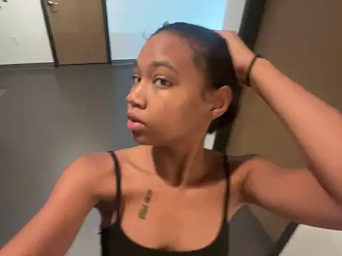 luvrgrllani online show from October 2025 05:44:02 PM