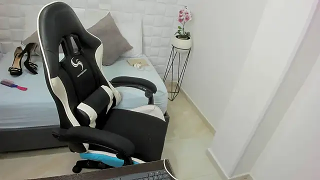 yulitza1025 online show from October 2025 12:16:01 PM