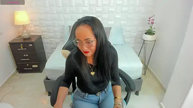 yulitza1025 online show from November 2025 12:06:01 PM