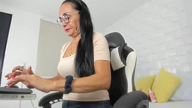 yulitza1025 online show from March 2026 12:01:02 PM