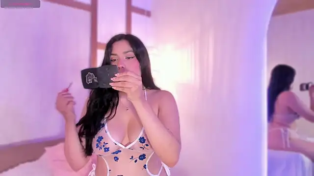 Snapshot of RenataLeclair chatting on February 2026 03:41:02 PM RenataLeclair online show from February 2026 03:41:02 PM