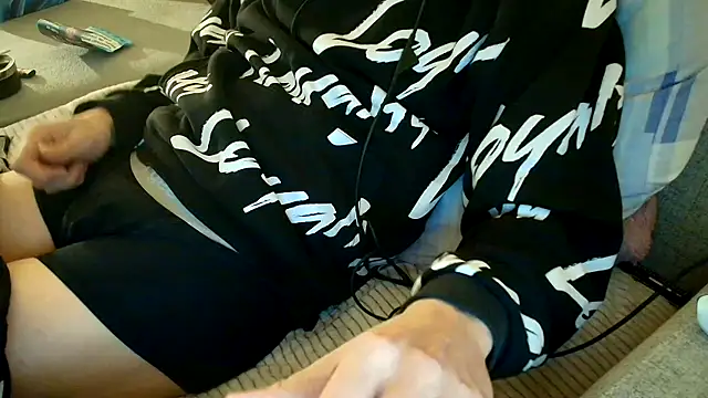 Snapshot of Breezydicksn chatting on December 2025 10:05:01 PM Breezydicksn online show from December 2025 10:05:01 PM