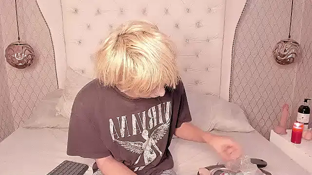 OliIverr22 online show from October 2025 01:12:02 PM