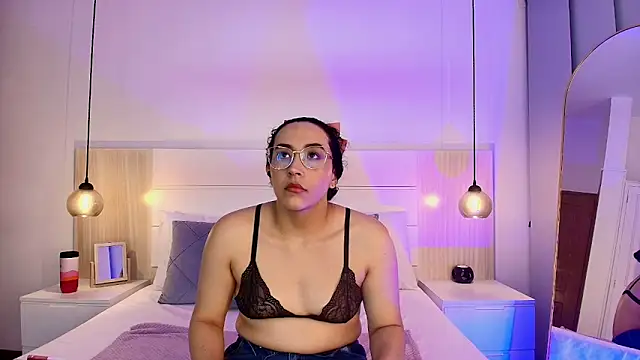 Snapshot of alehia_cute chatting on October 2025 10:19:01 PM alehia cute online show from October 2025 10:19:01 PM