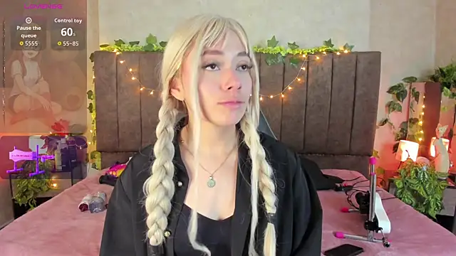 LanaMills  online show from April 2026 04:42:01 AM