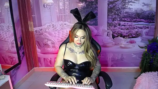 Snapshot of Layla-Watson chatting on October 2025 12:13:02 PM Layla-Watson online show from October 2025 12:13:02 PM