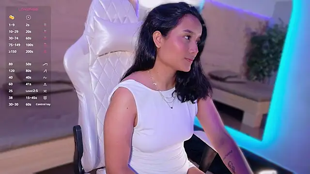 Snapshot of HannahMontgomery chatting on April 2026 04:34:02 PM HannahMontgomery online show from April 2026 04:34:02 PM