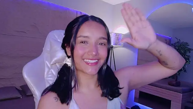 Snapshot of HannahMontgomery chatting on April 2026 04:35:01 PM HannahMontgomery online show from April 2026 04:35:01 PM