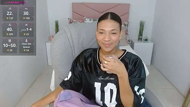 Snapshot of SarayVega_ chatting on October 2025 07:12:01 PM SarayVega online show from October 2025 07:12:01 PM