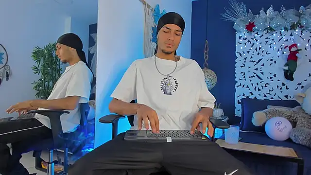 Snapshot of Adonis_WB chatting on December 2025 10:19:01 PM Adonis WB online show from December 2025 10:19:01 PM