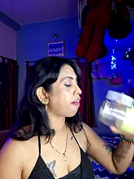 Snapshot of Love_Beauty01 chatting on April 2026 06:39:01 PM Love Beauty01 online show from April 2026 06:39:01 PM