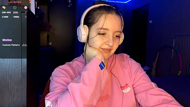 LauretteRagar online show from November 2025 05:26:01 PM