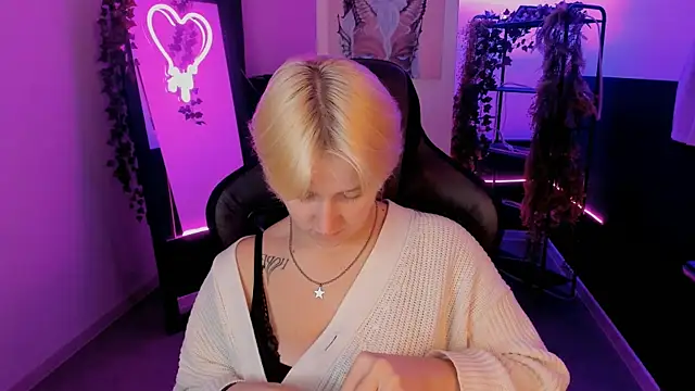 Snapshot of CinBellamy chatting on September 2025 05:00:01 AM CinBellamy online show from September 2025 05:00:01 AM