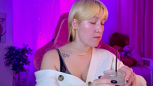 Snapshot of CinBellamy chatting on September 2025 03:00:02 AM CinBellamy online show from September 2025 03:00:02 AM