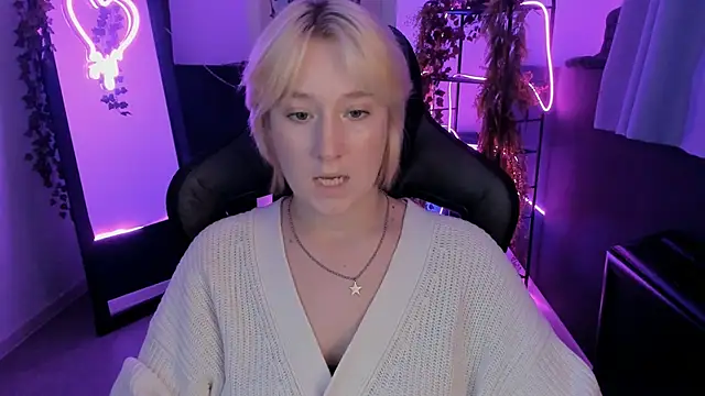 Snapshot of CinBellamy chatting on October 2025 05:19:02 AM CinBellamy online show from October 2025 05:19:02 AM