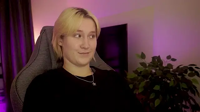 Snapshot of CinBellamy chatting on October 2025 03:54:02 AM CinBellamy online show from October 2025 03:54:02 AM