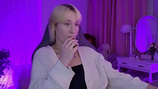 Snapshot of CinBellamy chatting on November 2025 05:17:01 AM CinBellamy online show from November 2025 05:17:01 AM