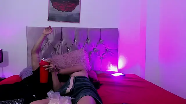 Snapshot of AndretiiAndCamila chatting on October 2025 08:06:02 PM AndretiiAndCamila online show from October 2025 08:06:02 PM