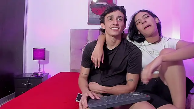 Snapshot of AndretiiAndCamila chatting on October 2025 04:49:01 PM AndretiiAndCamila online show from October 2025 04:49:01 PM