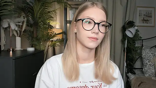 Snapshot of ChinBonnell chatting on October 2025 05:52:01 AM ChinBonnell online show from October 2025 05:52:01 AM