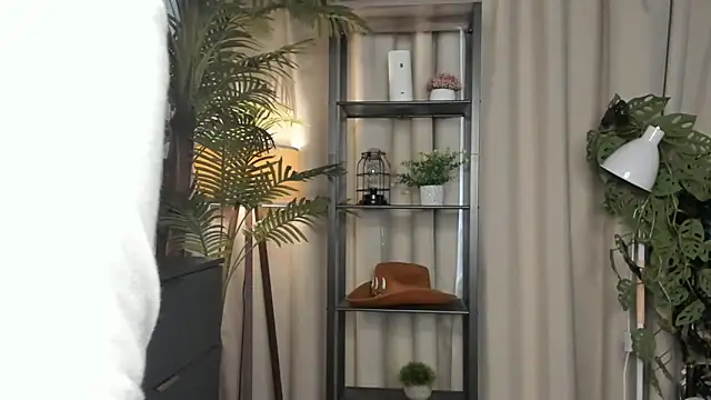 Snapshot of ChinBonnell chatting on November 2025 06:02:01 AM ChinBonnell online show from November 2025 06:02:01 AM