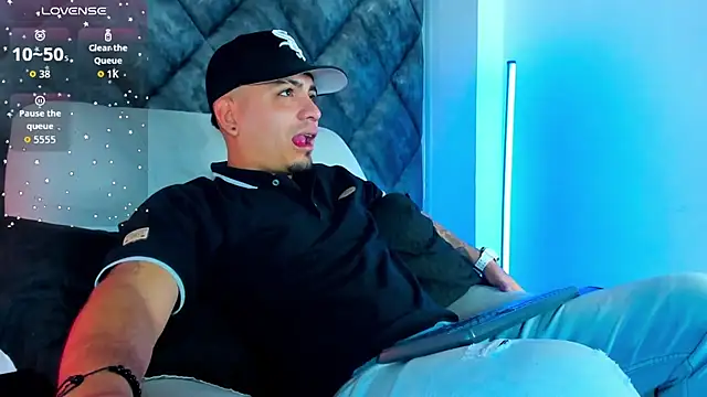 OwenStonne  online show from November 2025 12:31:02 PM