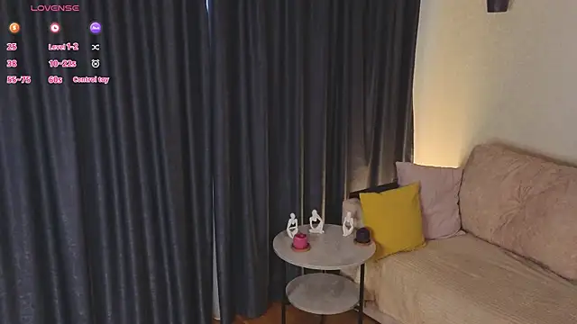 Snapshot of LouisaChaobal chatting on October 2025 01:08:02 AM LouisaChaobal online show from October 2025 01:08:02 AM