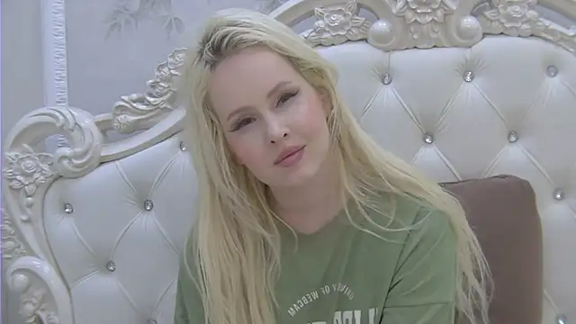 Snapshot of EllieFrosty_ chatting on June 2026 03:25:01 AM EllieFrosty online show from June 2026 03:25:01 AM
