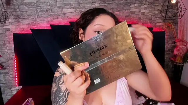 Suxan White  online show from April 2026 09:39:33 PM