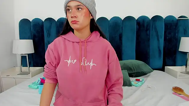 EmilyHanks  online show from November 2025 11:13:01 PM