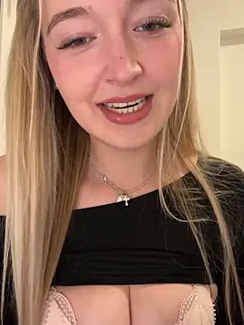 Snapshot of emilypeperoni chatting on April 2026 08:24:02 PM emilypeperoni online show from April 2026 08:24:02 PM