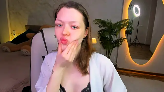 Lunar Lily online show from December 2025 05:34:01 AM