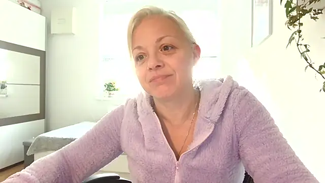 Snapshot of Linsy_Kim chatting on October 2025 08:48:01 AM Linsy Kim online show from October 2025 08:48:01 AM