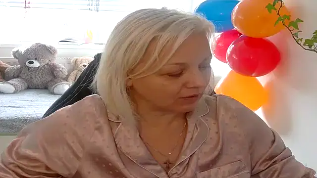 Snapshot of Linsy_Kim chatting on December 2025 10:43:01 AM Linsy Kim online show from December 2025 10:43:01 AM