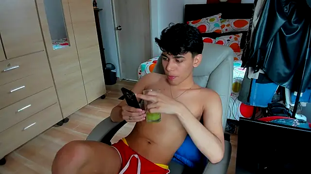 Snapshot of AliottTwink chatting on June 2026 03:58:01 PM AliottTwink online show from June 2026 03:58:01 PM