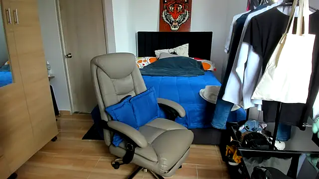 AliottTwink online show from June 2026 01:54:01 PM