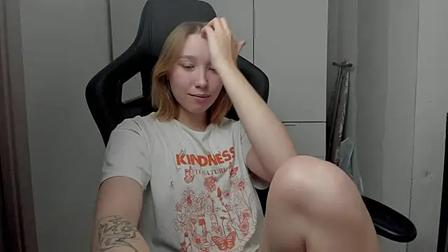 Agatha May online show from November 2025 05:25:01 PM