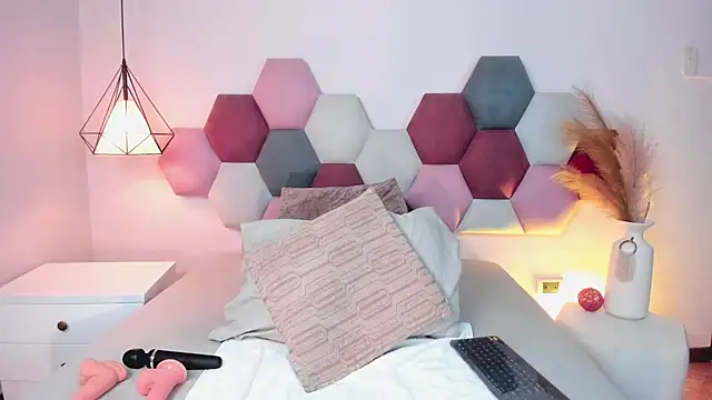 OliviaCooper  online show from October 2025 12:25:02 PM