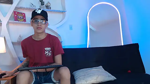 PRETTY FEM online show from September 2025 01:22:01 PM