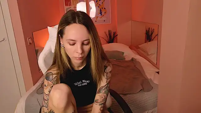 MiaGraham1 online show from October 2025 04:36:02 PM