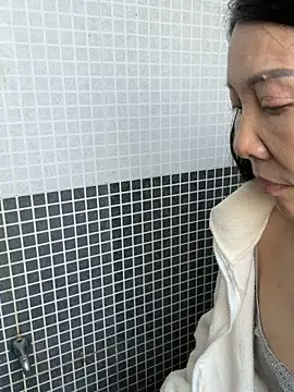 Snapshot of xiiuuff18 chatting on October 2025 01:35:01 AM xiiuuff18 online show from October 2025 01:35:01 AM