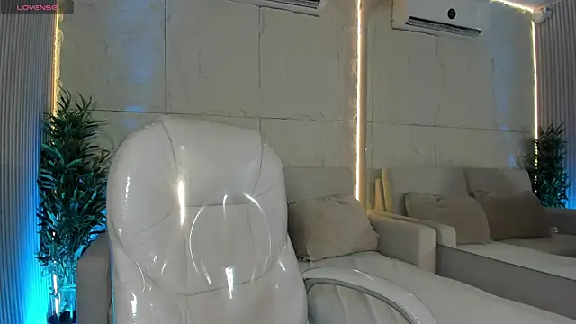 AlassiaHocthner online show from March 2026 11:51:01 AM